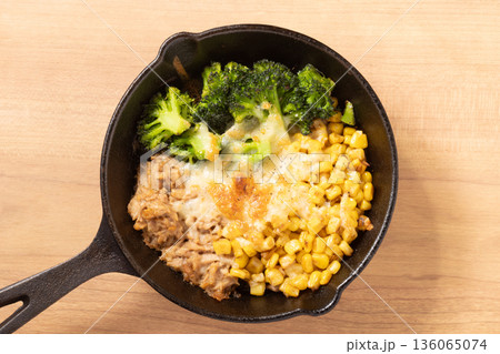 ブロッコリー　コーン　ツナ　チーズ焼き 136065074