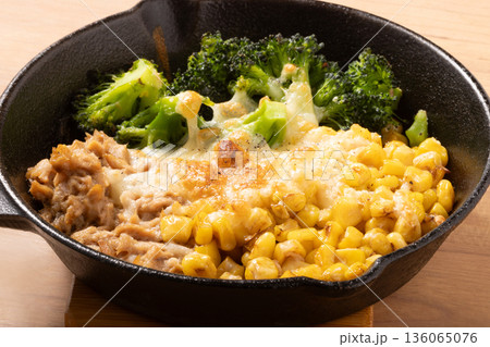 ブロッコリー　コーン　ツナ　チーズ焼き 136065076