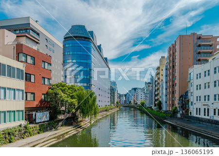 東京都中央区 茅場町の亀島川と周辺の街並み 136065195