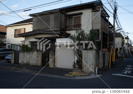 日本の古い木造二階建住宅/狭小住宅/一戸建て/ 136065488