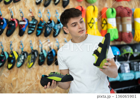 Guy choose summer shoes for hiking 136065901