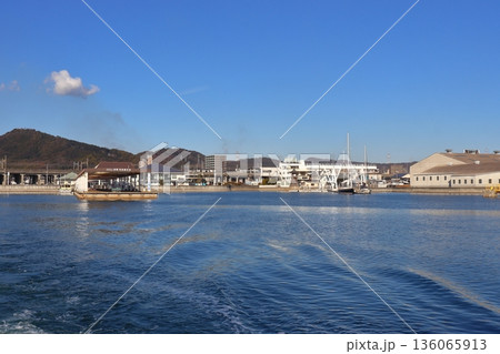 沖合から見た児島観光港と旧野崎浜灯明台（岡山県 倉敷市） 136065913