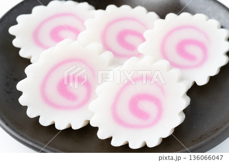 お皿に並べたスライスしたなると巻きのクローズアップ お皿に並べたスライスしたなると巻きのクローズアップ 136066047