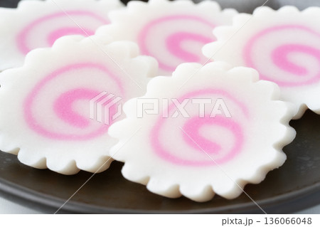 お皿に並べたスライスしたなると巻きのクローズアップ お皿に並べたスライスしたなると巻きのクローズアップ 136066048