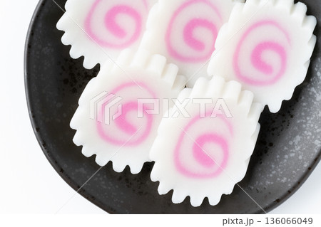 お皿に並べたスライスしたなると巻きのクローズアップ お皿に並べたスライスしたなると巻きのクローズアップ 136066049