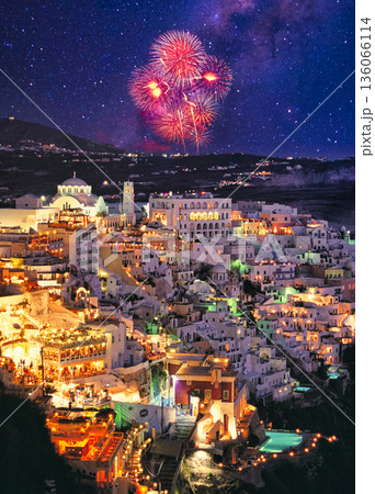 断崖絶壁に立つサントリー島の白い街並み夜景 136066114