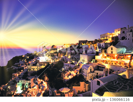 断崖絶壁に立つサントリー島の白い街並み夕景 136066116