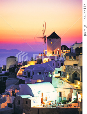 断崖絶壁に立つサントリー島の白い街並み夕景 136066117