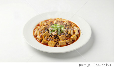 皿に盛られた本格麻婆豆腐 挽肉と豆腐の辛味噌炒め 白バック 136066194