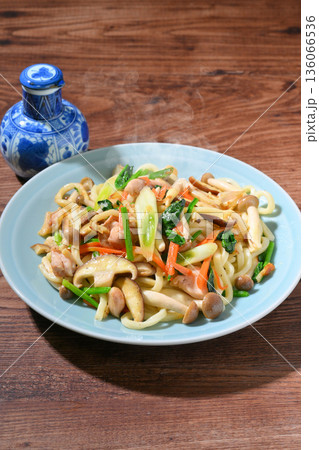注）湯気は合成です。野菜たっぷりの焼きうどん、焼ウドン。 136066536