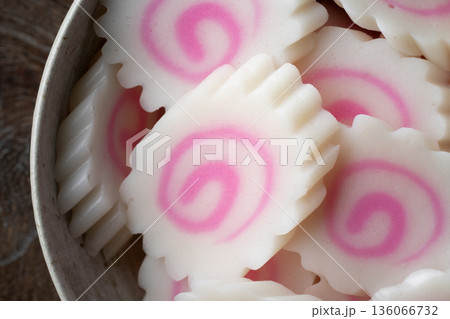 たくさんのスライスしたなると巻きのクローズアップ 136066732