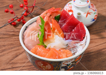 具材たっぷりの海鮮丼、マグロ、ハマチ、サーモン、アジ、甘海老、ホッキ貝、イカ刺し。 具材たっぷりの海鮮丼、マグロ、ハマチ、サーモン、アジ、甘海老、ホッキ貝、イカ刺し。 136066813