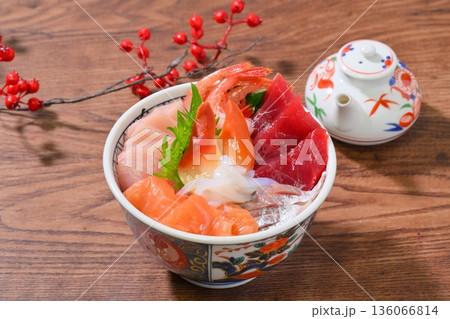 具材たっぷりの海鮮丼、マグロ、ハマチ、サーモン、アジ、甘海老、ホッキ貝、イカ刺し。 136066814