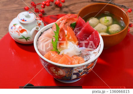 具材たっぷりの海鮮丼、マグロ、ハマチ、サーモン、アジ、甘海老、ホッキ貝、イカ刺し。 具材たっぷりの海鮮丼、マグロ、ハマチ、サーモン、アジ、甘海老、ホッキ貝、イカ刺し。 136066815