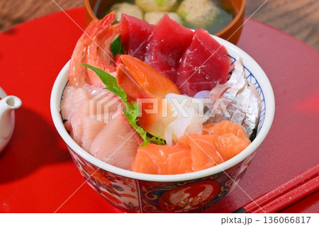 具材たっぷりの海鮮丼、マグロ、ハマチ、サーモン、アジ、甘海老、ホッキ貝、イカ刺し。 具材たっぷりの海鮮丼、マグロ、ハマチ、サーモン、アジ、甘海老、ホッキ貝、イカ刺し。 136066817