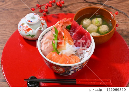 具材たっぷりの海鮮丼、マグロ、ハマチ、サーモン、アジ、甘海老、ホッキ貝、イカ刺し。 136066820