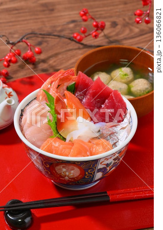 具材たっぷりの海鮮丼、マグロ、ハマチ、サーモン、アジ、甘海老、ホッキ貝、イカ刺し。 具材たっぷりの海鮮丼、マグロ、ハマチ、サーモン、アジ、甘海老、ホッキ貝、イカ刺し。 136066821