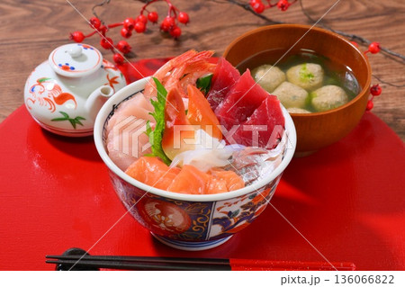 具材たっぷりの海鮮丼、マグロ、ハマチ、サーモン、アジ、甘海老、ホッキ貝、イカ刺し。 136066822