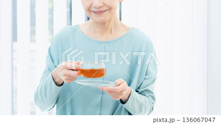 ホットドリンクを飲むシニア女性 ホットドリンクを飲むシニア女性 136067047