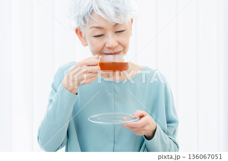 ホットドリンクを飲むシニア女性 136067051