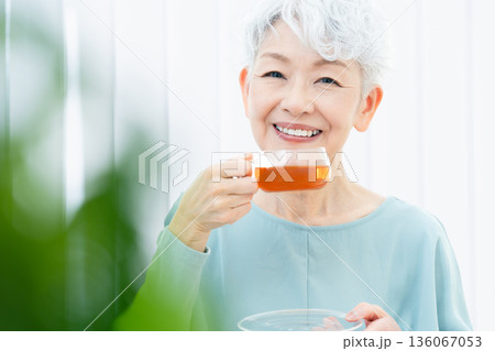 ホットドリンクを飲むシニア女性 ホットドリンクを飲むシニア女性 136067053