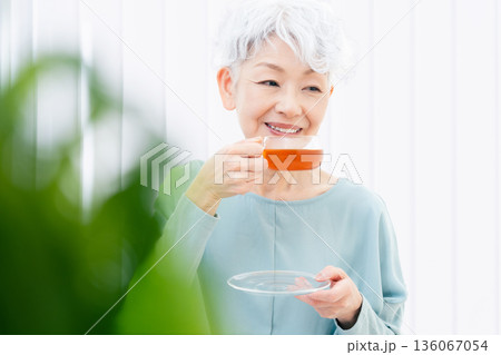 ホットドリンクを飲むシニア女性 ホットドリンクを飲むシニア女性 136067054