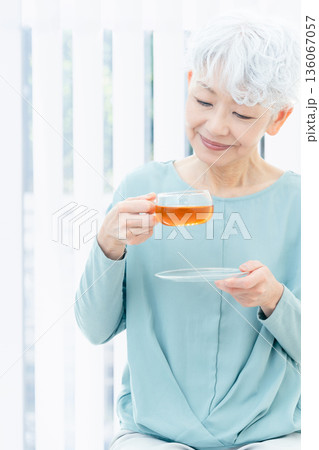 ホットドリンクを飲むシニア女性 136067057