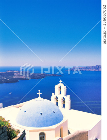 断崖絶壁に立つサントリー島の白い街並み 136067062