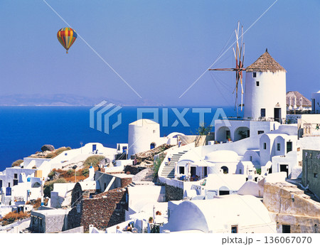 断崖絶壁に立つサントリー島の白い街並み 136067070