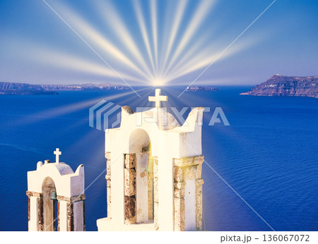 断崖絶壁に立つサントリー島の教会に差し込む太陽光線合成 136067072