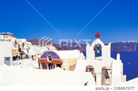 断崖絶壁に立つサントリー島の白い街並み 136067077