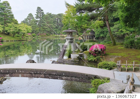 兼六園 霞ヶ池と徽軫灯籠 兼六園 霞ヶ池と徽軫灯籠 136067327