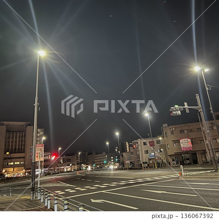 夜の交差点と広がる空 夜の交差点と広がる空 136067392