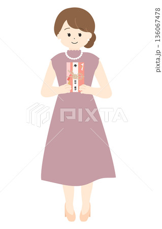 ご祝儀袋を両手で持っている笑顔の女性 ご祝儀袋を両手で持っている笑顔の女性 136067478