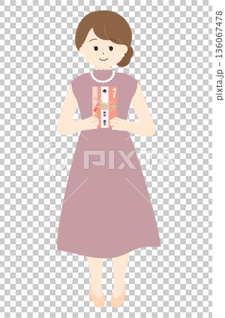ご祝儀袋を両手で持っている笑顔の女性 ご祝儀袋を両手で持っている笑顔の女性 136067478