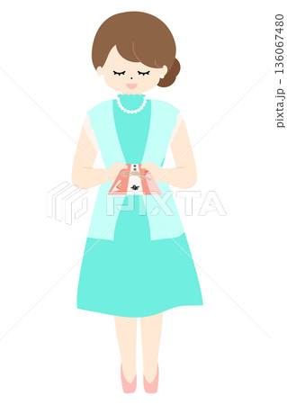 結婚式でご祝儀袋を渡す女性 結婚式でご祝儀袋を渡す女性 136067480