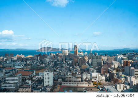 瀬戸内海と高松市の街並みの景色 136067504