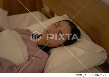 睡眠　うなされる女性　ベッドルーム 136067573