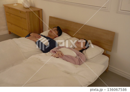 夫婦　睡眠　自宅の寝室 136067586