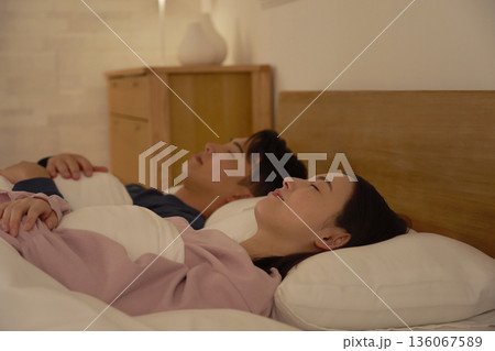 夫婦 睡眠 自宅の寝室 夫婦 睡眠 自宅の寝室 136067589