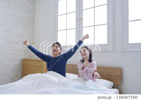 起床したベッドの上の夫婦 136067590