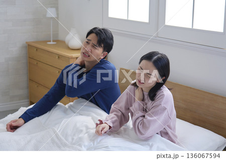 夫婦　起床　疲労 136067594