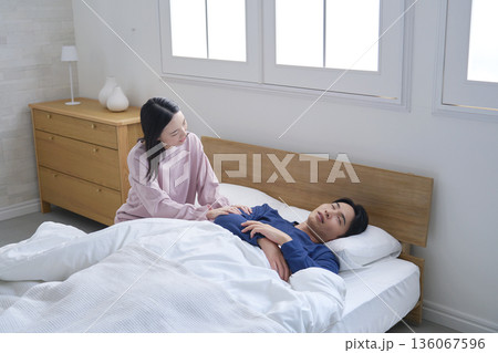 朝に夫を起こす妻 136067596