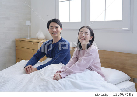 起床したベッドの上の夫婦のポートレート カメラ目線 起床したベッドの上の夫婦のポートレート カメラ目線 136067598