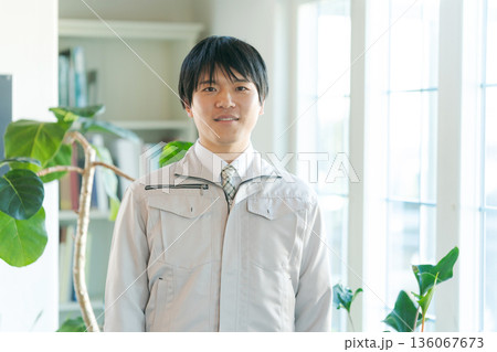 若い作業服の男性 136067673