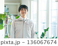 若い作業服の男性 136067674