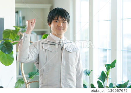 若い作業服の男性 若い作業服の男性 136067675