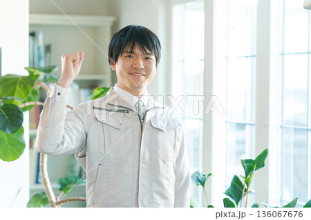 若い作業服の男性 若い作業服の男性 136067676