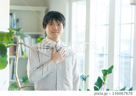 若い作業服の男性 若い作業服の男性 136067678