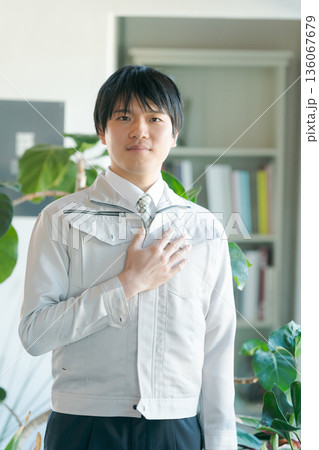 若い作業服の男性 136067679